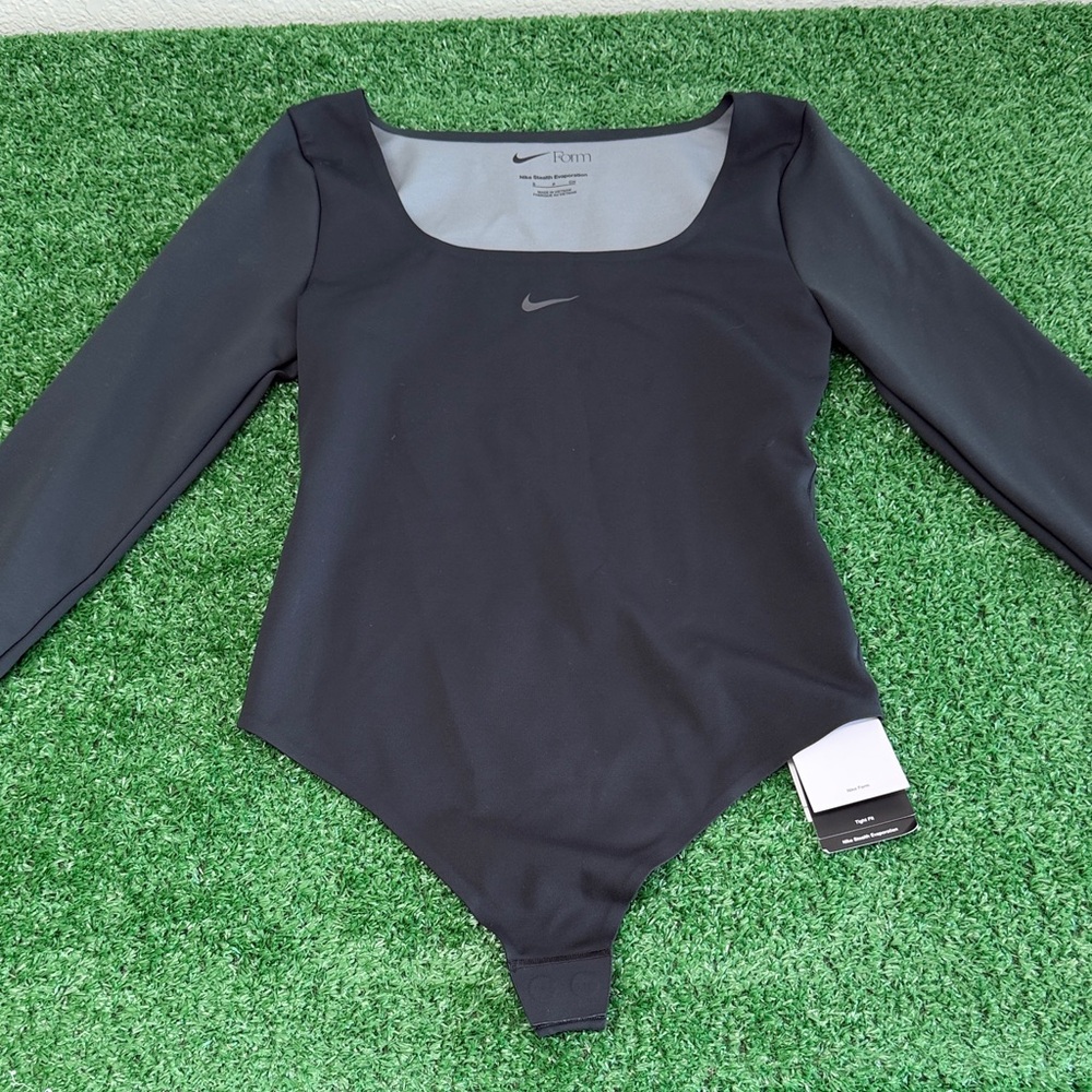 Nike Form Black Long-Sleeve Scoop-Neck Bodysuit. Small. NWT